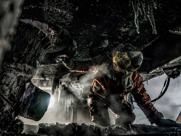 PANG_xiangliang-checking_screws_on_rotary_table-